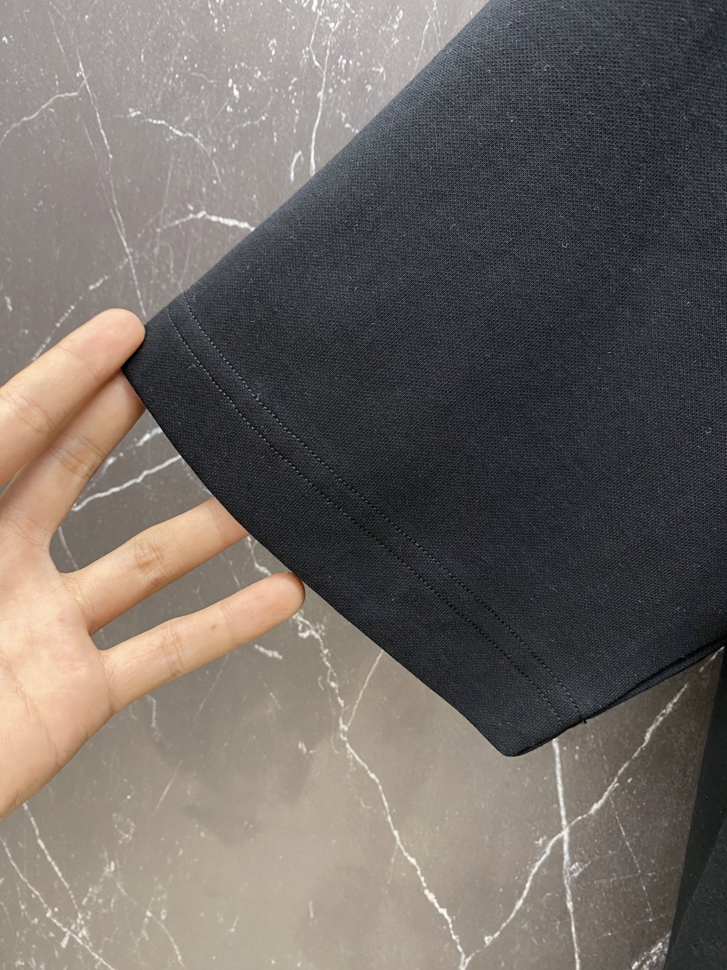 /套 Prada 普拉达🔥 春夏｜Prada 三角标口袋套装一套把“不费力的高级感”拿捏了。T恤是软糯亲