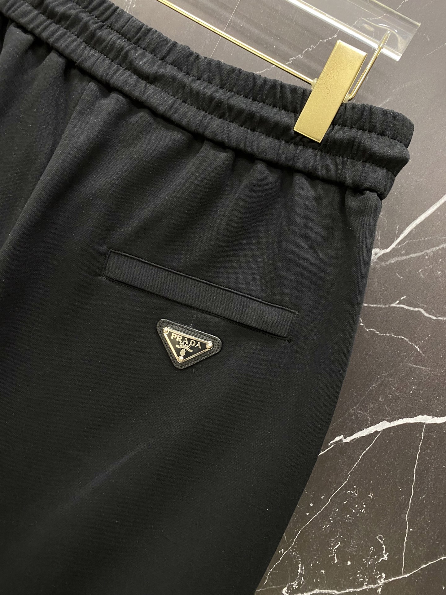 /套 Prada 普拉达🔥 春夏｜Prada 三角标口袋套装一套把“不费力的高级感”拿捏了。T恤是软糯亲