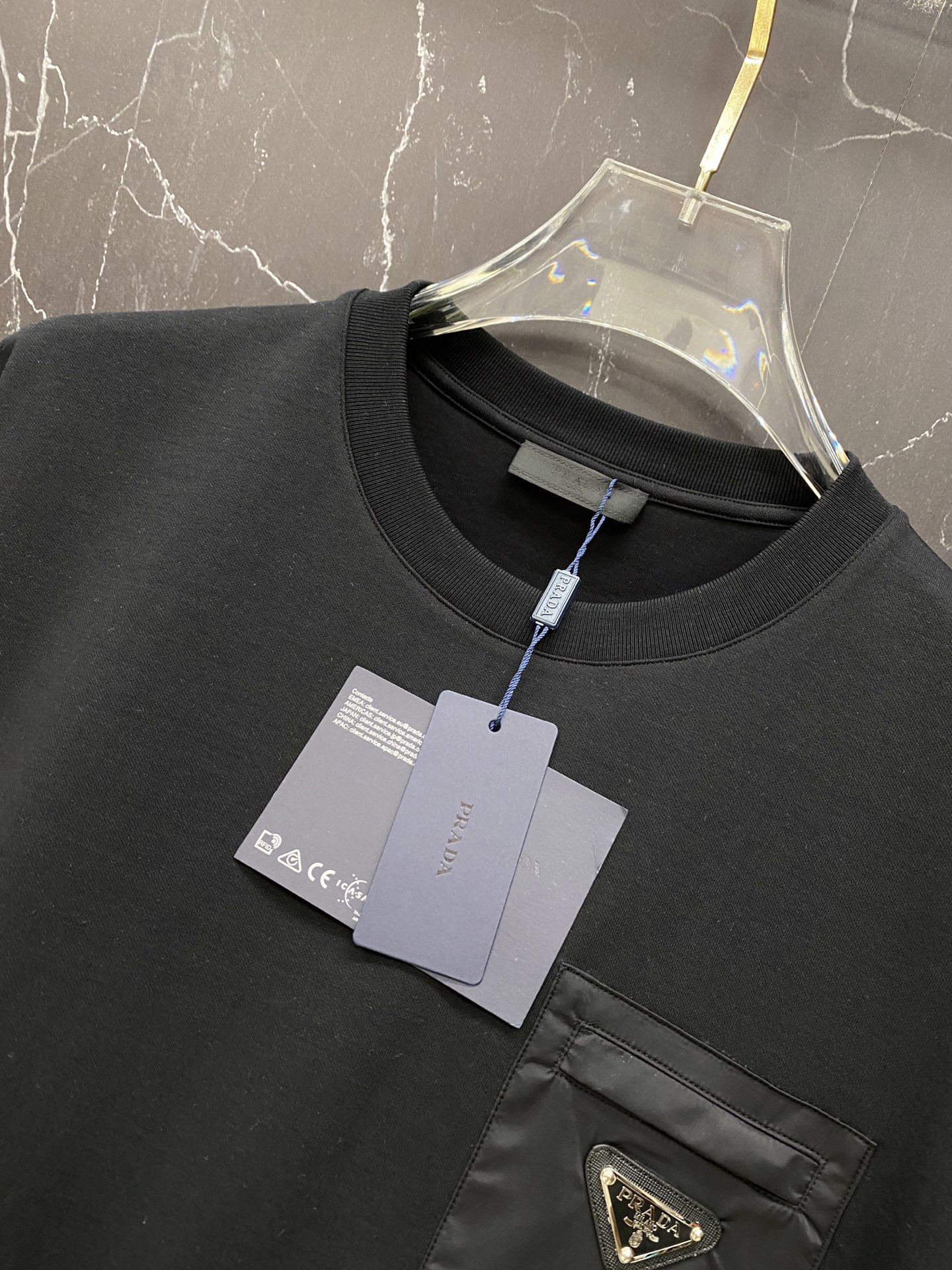 /套 Prada 普拉达🔥 春夏｜Prada 三角标口袋套装一套把“不费力的高级感”拿捏了。T恤是软糯亲