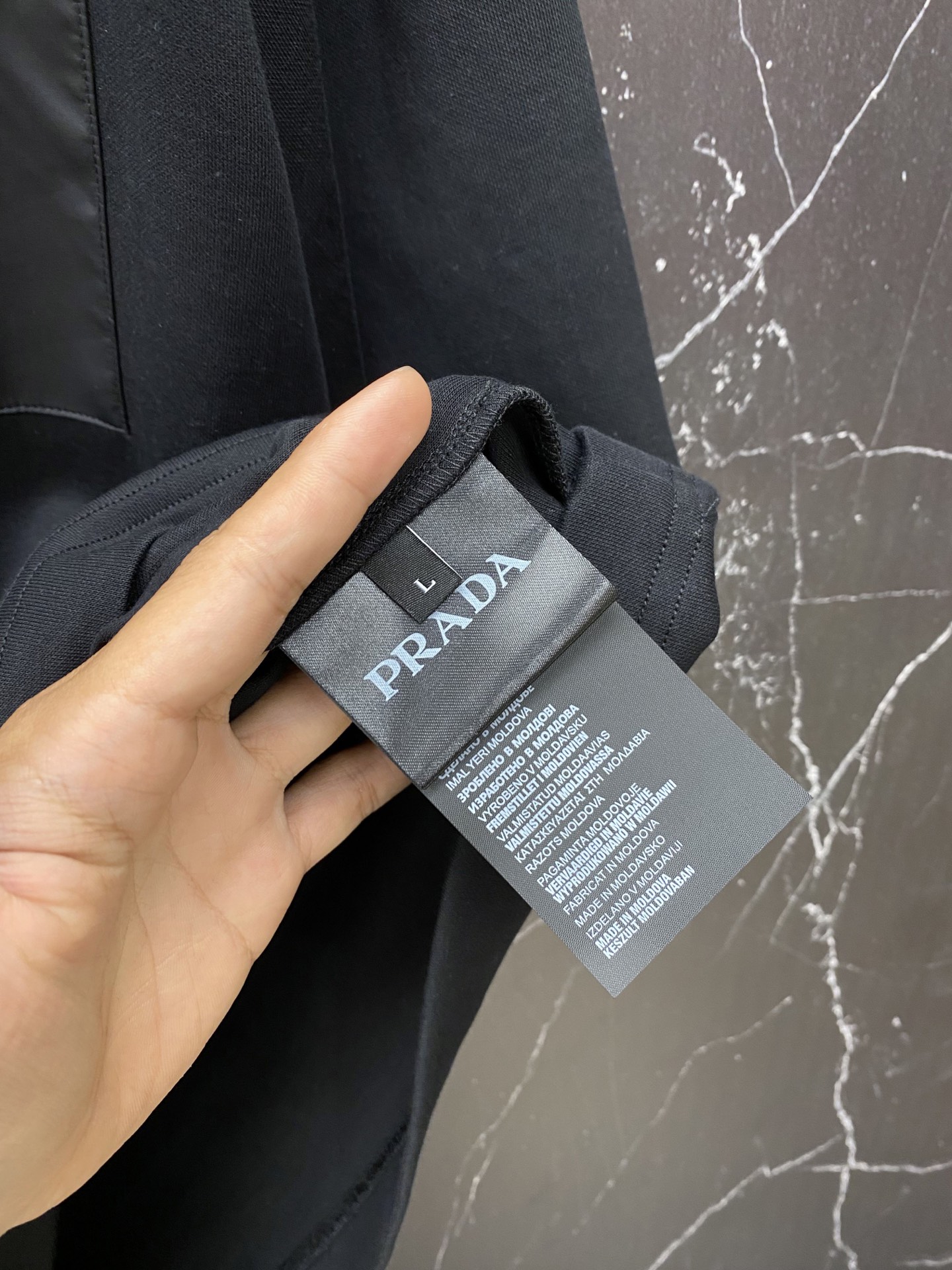 /套 Prada 普拉达🔥 春夏｜Prada 三角标口袋套装一套把“不费力的高级感”拿捏了。T恤是软糯亲
