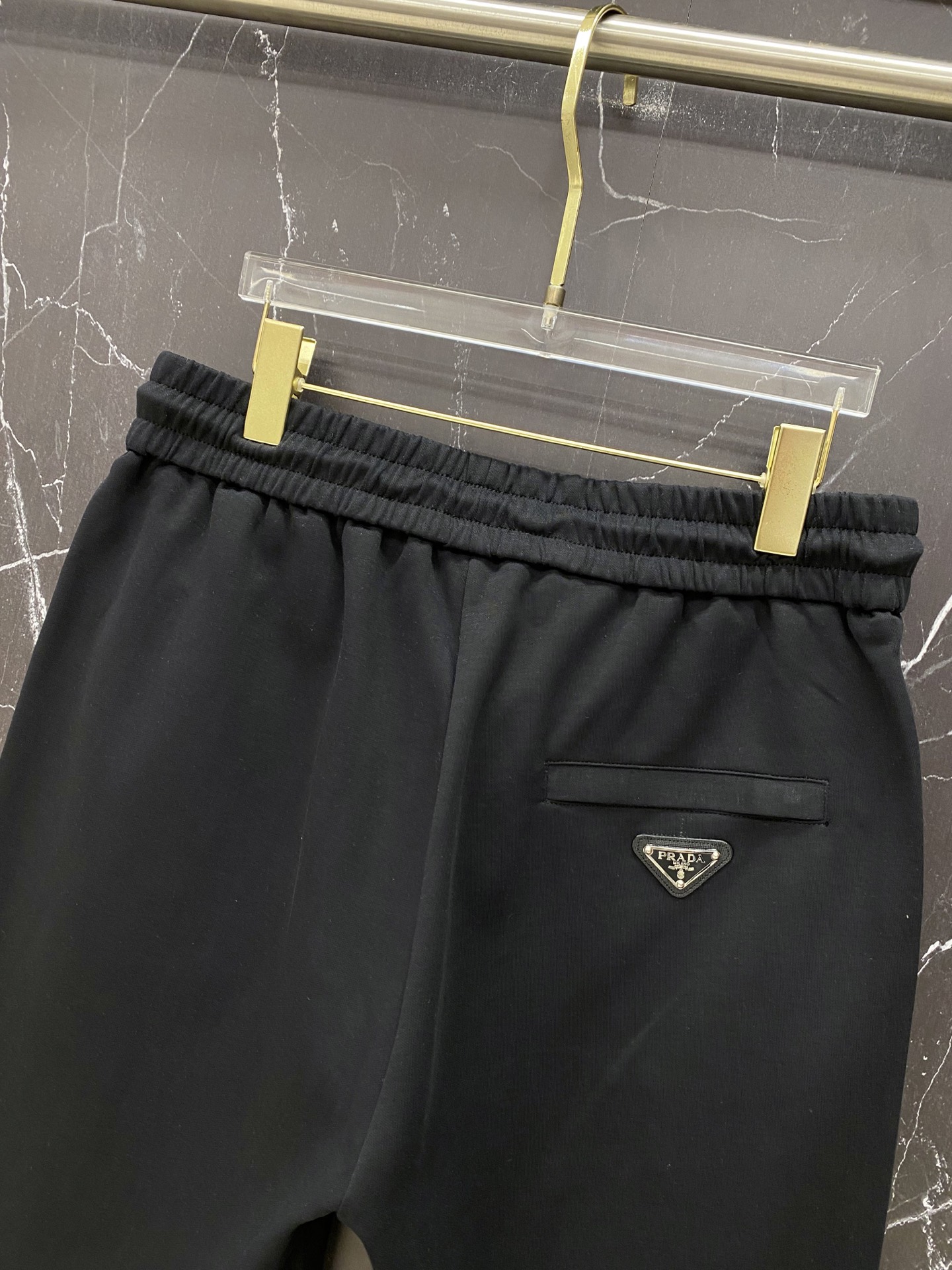 /套 Prada 普拉达🔥 春夏｜Prada 三角标口袋套装一套把“不费力的高级感”拿捏了。T恤是软糯亲