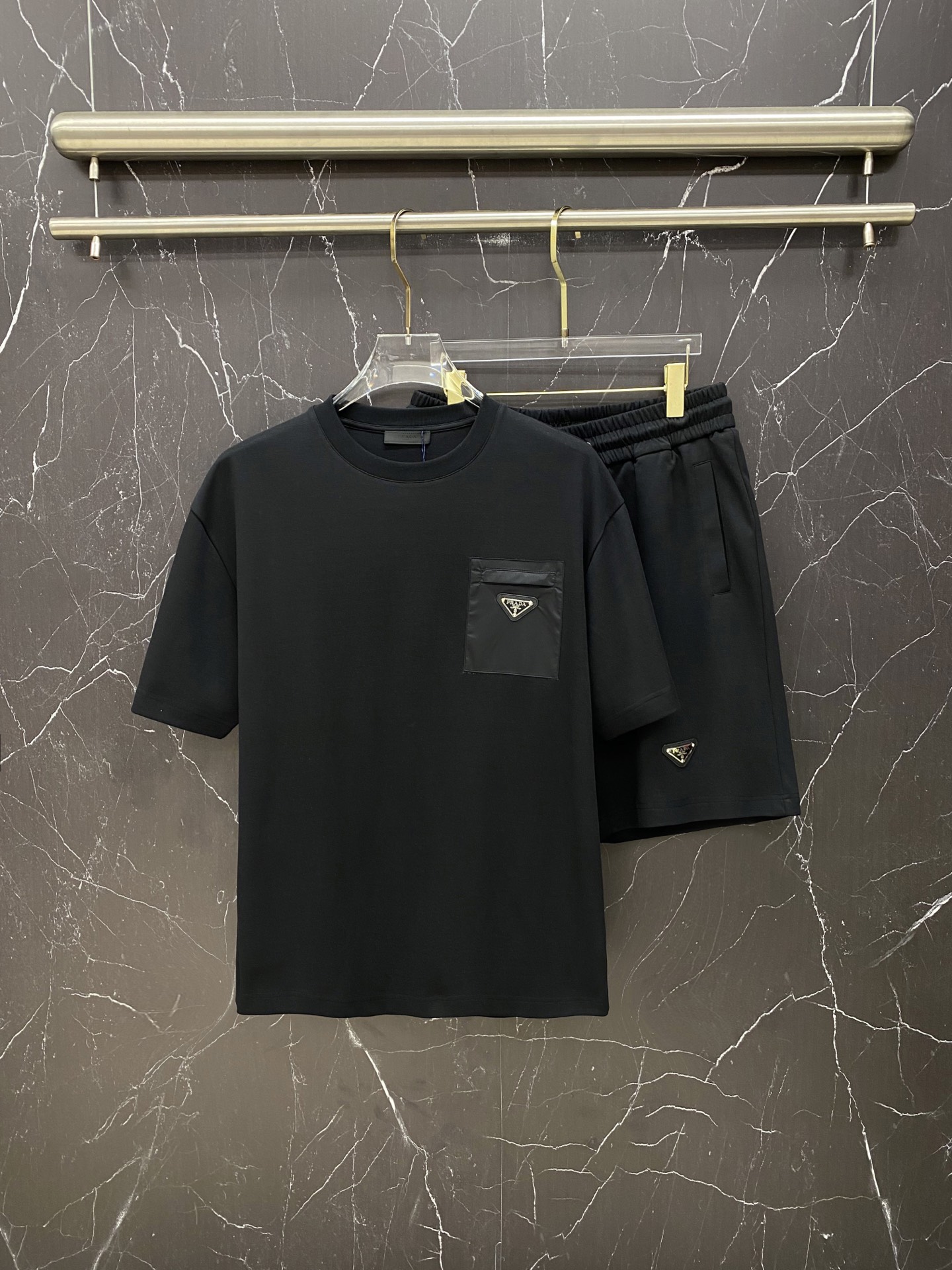 /套 Prada 普拉达🔥 春夏｜Prada 三角标口袋套装一套把“不费力的高级感”拿捏了。T恤是软糯亲