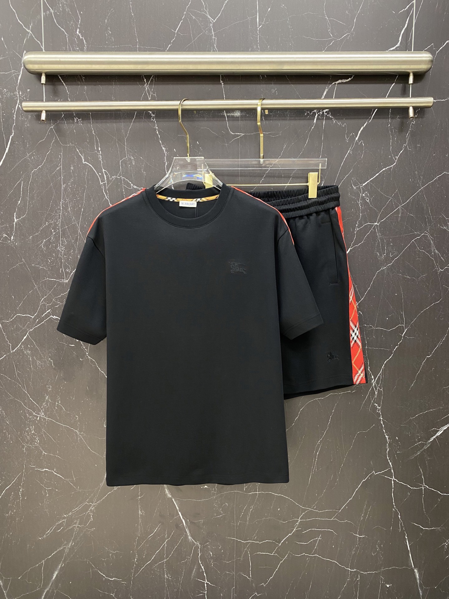 /套 🔥Burberry 巴宝莉 2026春夏新款套装，懒人直接闭眼入！✅ 一套搞定穿搭：T恤+短裤成套