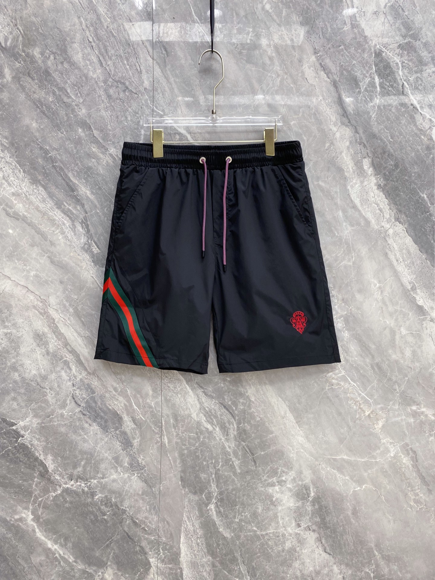 NO:861027,Gucci1911 Gucci's new spring and summer webbing embroidered casual shorts, welded directly into the summer wardrobe!  Classic red and green ribbon splicing + brand emblem embroidery, full of recognition, and the upper body has a retro trendy feel. High-count breathable fabric, stiff but not soft, refreshing and not sweaty in summer. Elastic drawstring waistband + loose straight cut, suitable for both men and women regardless of body shape. Forest green/classic black two-color optional, green is refreshing and eye-catching, black is versatile and slimming, close your eyes without stepping on the thunder!  Code number 48-56,,gucci,gucci,shorts,19860909Gucci1911古驰春夏新款织带刺绣休闲短裤,直接焊在夏日衣柜里！ 经典红绿织带拼接+品牌徽章刺绣,辨识度拉满,上身自带复古潮流感 高支透气面料,挺括不软塌,夏天穿清爽不闷汗 松紧抽绳腰头+宽松直筒剪裁,不挑身材,男女都能搭 森林绿/经典黑双色可选,绿的清爽吸睛,黑的百搭显瘦,闭眼入不踩雷！ 码数48-56,,gucci,gucci,shorts,,Men's clothing
