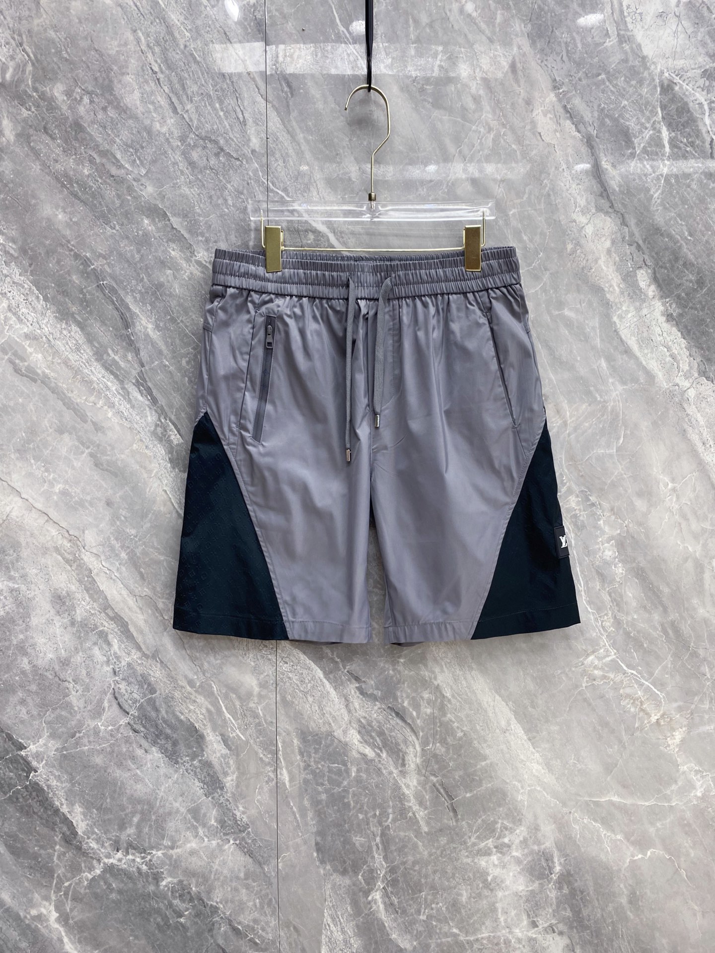 NO:861047,LV [2026 Spring and Summer Limited · Contrast Color Spliced ​​Casual Shorts] The annual 'lazy high-end' pants are now online, providing you with refreshing outfits throughout the summer!  [High-definition woven fabric] Light and breathable, with anti-wrinkle and drape, it will not collapse when you sit for a long time or sweat, and it will be zero burden to wear in summer [Twill contrast tailoring] Classic gray and black/off-white and navy blue two-color optional, neat splicing to modify the leg shape, slightly loose and straight version, hiding the flesh and making you look slimmer without being too picky [Control of details]  Must-have】Side zipper pockets + brand logo woven label, elastic waist with metal head drawstring, taking into account practicality and texture, suitable for daily/sports/commuting [Versatile with no restrictions] Same style design for men and women, suitable for diverse summer wear scenarios, looks good with any T-shirt/sweatshirt/POLO  Size 48-56,,louis vuitton,hoodie,sweatshirts,shorts,tees,t-shirt,19860909LV【2026春夏限定 · 撞色拼接休闲短裤】 年度“懒人高级感”神裤重磅上线,承包你整个夏天的清爽穿搭！【高定梭织面料】轻薄透气,自带抗皱垂坠感,久坐不塌、出汗不粘身,夏天穿零负担【斜纹撞色剪裁】经典灰黑/米白藏蓝双色可选,利落拼接修饰腿型,微宽松直筒版型,藏肉显瘦不挑身材【细节控必入】侧边拉链口袋+品牌标识织标,松紧腰搭配金属头抽绳,兼顾实用性与质感,日常/运动/通勤都适配【百搭不设限】男女同款设计,适配多元夏日穿搭场景,T恤/卫衣/POLO随便搭都好看 码数48-56,,louis vuitton,hoodie,sweatshirts,shorts,tees，t-shirt,,Men's clothing