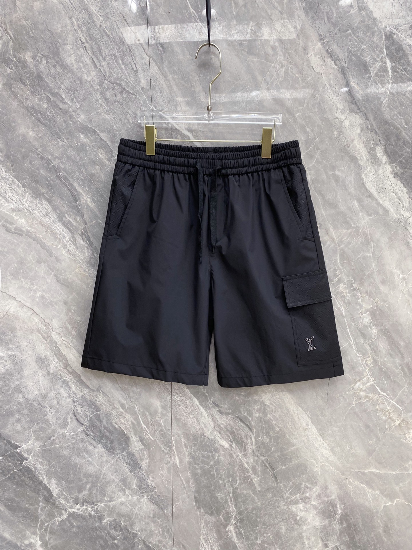 NO:861056,LV1911 Louis Vuitton's new spring and summer presbyopic cargo shorts, welded directly into the summer wardrobe!  Classic presbyopic dark pattern stitching, side cargo pockets + metal LV logo, full of recognition, and the upper body has a relaxed and high-end feel. High-count breathable woven fabric, crisp but not soft, refreshing and not sweaty in summer. Elastic drawstring waistband + loose straight cut, regardless of body shape, can be worn by both men and women. Off-white/charcoal black two-color optional, white is refreshing and reduces age, black is versatile and slimming, close your eyes without stepping on the thunder!  Code number 48-56,,louis vuitton,louis vuitton,shorts,19860909LV1911 Louis Vuitton春夏新款老花工装短裤,直接焊在夏日衣柜里！ 经典老花暗纹拼接,侧边工装口袋+金属LV标识,辨识度拉满,上身自带松弛高级感 高支透气梭织面料,挺括不软塌,夏天穿清爽不闷汗 松紧抽绳腰头+宽松直筒剪裁,不挑身材,男女都能搭 米白/炭黑双色可选,白的清爽减龄,黑的百搭显瘦,闭眼入不踩雷！ 码数48-56,,louis vuitton,louis vuitton,shorts,,Men's clothing