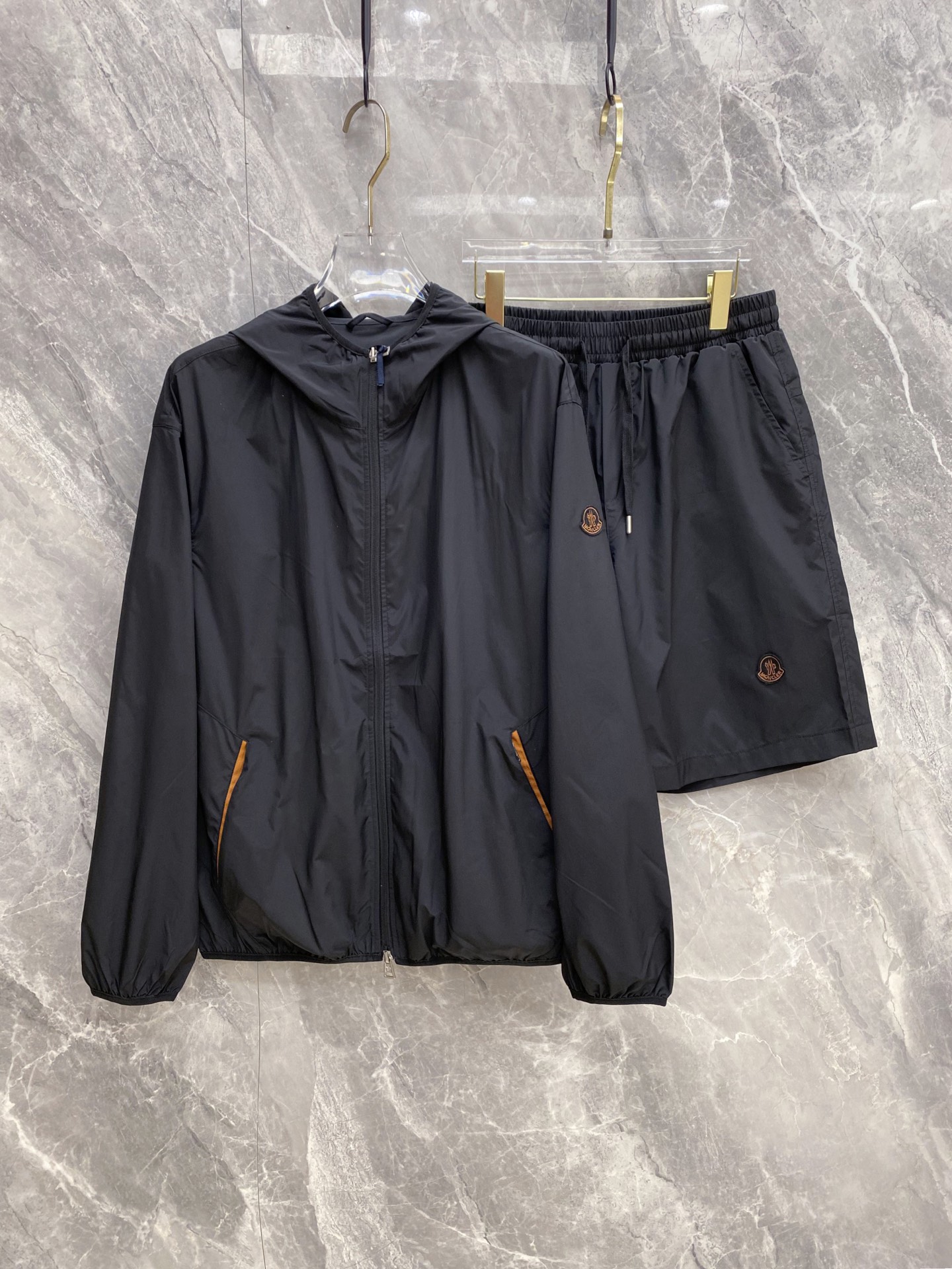 NO:861072,Sun protection clothing, shorts P Moncler1911 new spring and summer hooded sun protection clothing for men, welded directly into the spring and summer wardrobe!  Brand metal logo embellishment, contrasting hemming details, low-key and recognizable, the upper body has a simple and high-end feel. High-count, lightweight sun protection fabric, breathable and not sweaty, full of UPF protection, refreshing and burdenless to wear in summer. Hood + full zipper design, elastic cuff hem, casual and versatile, can be worn daily/commuting/outdoors. Beige/carbon black two-color optional, white is refreshing and reduces age, black is versatile and slimming, close your eyes without stepping on thunder!  Size 48-56,,Moncler,shorts,hats,19860909防晒服 短裤P Moncler1911 蒙口春夏新款连帽防晒服,直接焊在春夏衣柜里！ 品牌金属徽标点缀,撞色包边细节,低调又有辨识度,上身自带简约高级感 高支轻薄防晒面料,透气不闷汗,UPF防护力拉满,夏天穿清爽无负担 连帽+全拉链设计,松紧袖口下摆,休闲百搭,日常/通勤/户外都能穿 米白/炭黑双色可选,白的清爽减龄,黑的百搭显瘦,闭眼入不踩雷！ 码数48-56,,Moncler,shorts,hats,,Men's clothing