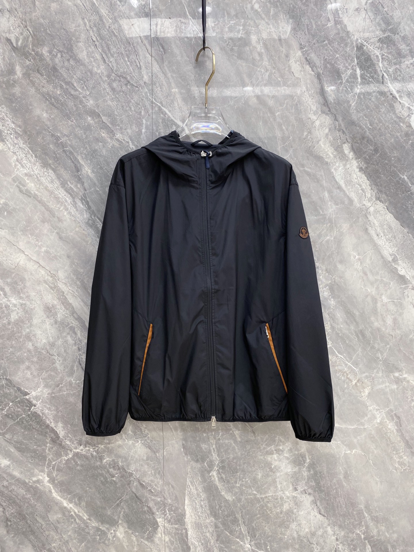 NO:861078,Moncler1911 Moncler's new spring and summer hooded sun protection clothing, welded directly into the spring and summer wardrobe!  Brand metal logo embellishment, contrasting hemming details, low-key and recognizable, the upper body has a simple and high-end feel. High-count, lightweight sun protection fabric, breathable and not sweaty, full of UPF protection, refreshing and burdenless to wear in summer. Hood + full zipper design, elastic cuff hem, casual and versatile, can be worn daily/commuting/outdoors. Beige/carbon black two-color optional, white is refreshing and reduces age, black is versatile and slimming, close your eyes without stepping on thunder!  Size 48-56,,Moncler,hats,19860909Moncler1911 蒙口春夏新款连帽防晒服,直接焊在春夏衣柜里！ 品牌金属徽标点缀,撞色包边细节,低调又有辨识度,上身自带简约高级感 高支轻薄防晒面料,透气不闷汗,UPF防护力拉满,夏天穿清爽无负担 连帽+全拉链设计,松紧袖口下摆,休闲百搭,日常/通勤/户外都能穿 米白/炭黑双色可选,白的清爽减龄,黑的百搭显瘦,闭眼入不踩雷！ 码数48-56,,Moncler,hats,,Men's clothing