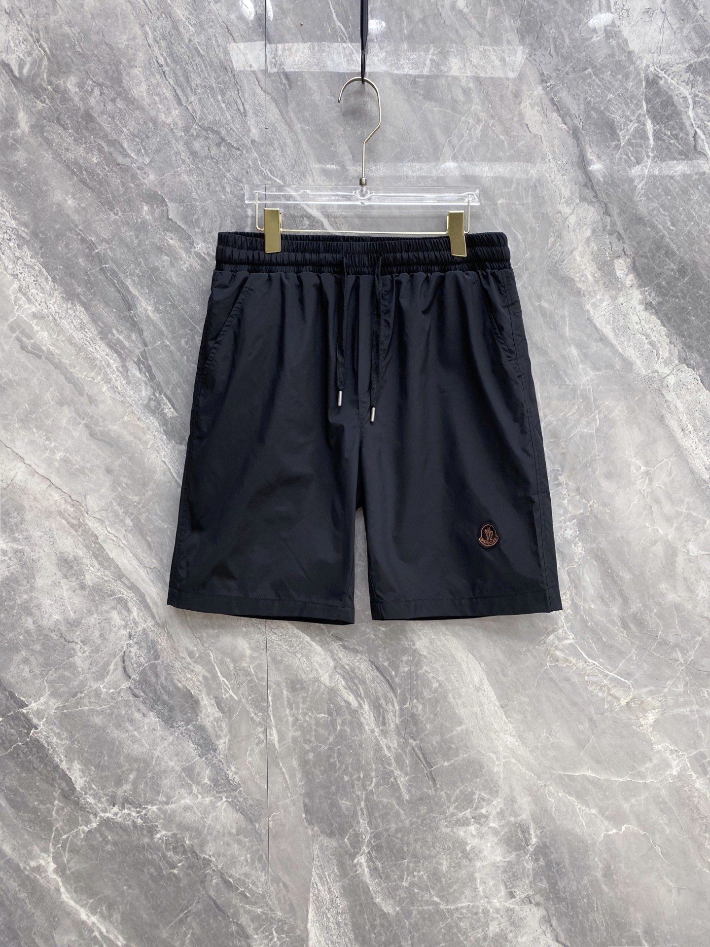 NO:861085,Moncler1911 new spring and summer Moncler embroidered logo casual shorts, welded directly into the summer wardrobe!  Classic brand embroidery badges are embellished, low-key and recognizable, and the upper body has a simple and high-end feel. High-count, breathable and quick-drying fabrics, crisp and not soft, refreshing and not sweaty in summer. Elastic drawstring waistband + loose straight cut, suitable for both men and women regardless of body shape. Off-white/charcoal black two-color options, white is refreshing and reduces age, black is versatile and slimming, close your eyes without stepping on the thunder!  Size 48-56,,Moncler,shorts,19860909Moncler1911 蒙口春夏新款刺绣标休闲短裤,直接焊在夏日衣柜里！ 经典品牌刺绣徽章点缀,低调又有辨识度,上身自带简约高级感 高支透气速干面料,挺括不软塌,夏天穿清爽不闷汗 松紧抽绳腰头+宽松直筒剪裁,不挑身材,男女都能搭 米白/炭黑双色可选,白的清爽减龄,黑的百搭显瘦,闭眼入不踩雷！ 码数48-56,,Moncler,shorts,,Men's clothing