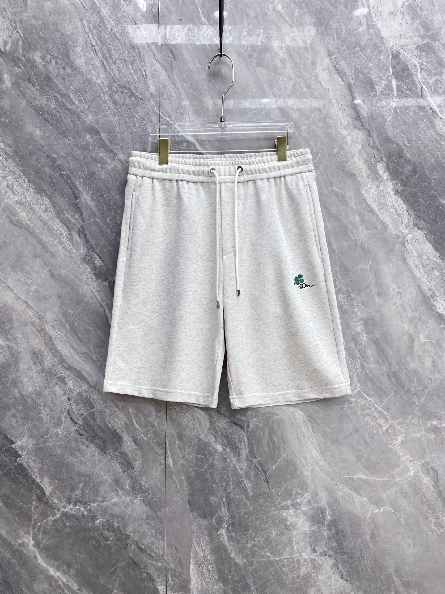 NO:860996,| DIOR 2026 new spring and summer clover embroidered casual sweatpants are a must-have item for spring and summer with a French relaxed feel. The classic clover embroidery is paired with a handwritten logo, low-key highlighting the brand style. The high-weight breathable terry fabric is selected, the upper body is soft and skin-friendly, has a cool feeling without sweating, and is draped and stylish without looking bloated. The elastic drawstring waist design adapts to a variety of body shapes and does not feel constrained in daily wear.  Practical pockets on both sides, taking into account both appearance and practicality. 5 spring and summer limited colors are available in white/yellow/pink/heather gray/black, making it easy to control casual, sophisticated, and commuting styles. Size 48~56,, dior, dior,19860909| DIOR 迪奥 2026春夏新款 三叶草刺绣休闲卫裤 自带法式松弛感的春夏刚需单品,经典三叶草刺绣搭配手写体标识,低调彰显品牌格调 甄选高克重透气毛圈面料,上身软糯亲肤,自带凉感不闷汗,垂坠有型不显臃肿 松紧抽绳腰头设计,适配多种身形,日常穿无束缚感 双侧实用口袋,兼顾颜值与实用性,5种春夏限定色可选白/黄/粉/麻灰/黑,轻松驾驭休闲、轻熟、通勤多种风格 码数48~56,,dior,dior,,Men's clothing