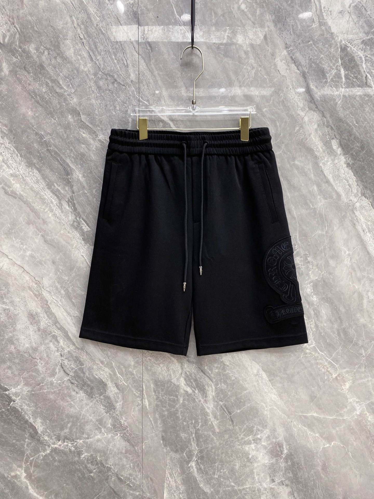 NO:861016,| CHROME HEARTS 2026 Spring and Summer New Horseshoe Embossed Casual Shorts and Sweatpants A spring and summer limited edition with an American high-street atmosphere. The classic horseshoe logo embossed design is low-key and recognizable, perfectly interpreting the dark luxury trend style. The high-weight breathable terry fabric is selected, the upper body is soft and skin-friendly, and the drape is full, not sweaty or bloated.  Elastic drawstring waistband + metal head drawstring, full of details, suitable for various body shapes, no restraint for daily wear. Practical pockets on both sides take into account both appearance and practicality. White/black two-color optional, easy to control street, casual, casual and sophisticated styles, contracting your outfit highlights throughout the summer. Size 48~56,,chrome hearts,chrome hearts,shorts,19860909| CHROME HEARTS 克罗心 2026春夏新款 马蹄压花休闲短裤卫裤 自带美式高街氛围的春夏限定款,经典马蹄标压花设计,低调又有辨识度,完美诠释暗黑奢潮风格 甄选高克重透气毛圈面料,上身软糯亲肤,垂坠感拉满,不闷汗不显臃肿 松紧抽绳腰头+金属头抽绳,细节感拉满,适配多种身形,日常穿零束缚 双侧实用口袋兼顾颜值与实用性,白/黑双色可选,轻松驾驭街头、休闲、轻熟多种风格,承包你整个夏天的穿搭亮点 码数48~56,,chrome hearts,chrome hearts,shorts,,Men's clothing