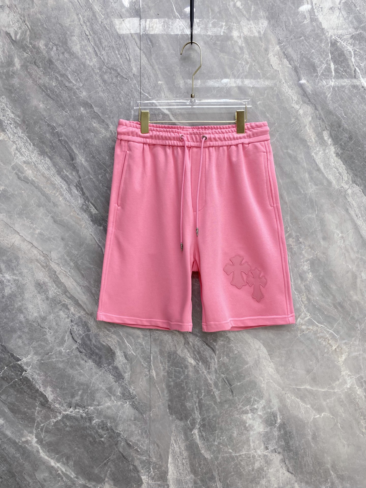 NO:861039,| CHROME HEARTS 2026 Spring and Summer New Style Colorful Cross Leather Label Casual Shorts and Trousers. A must-have spring and summer limited edition for American high-street players. The cross leather label of the same color is low-key embellishment, hiding CHROME HEARTS's iconic luxury style in the details. It is gentle and recognizable. The high-weight and breathable terry fabric is selected, the upper body is soft and skin-friendly, and the drape is full, not stuffy and sweaty, and does not look bloated.  Elastic drawstring waistband + metal head drawstring, full of details, adaptable to various body shapes, no restraint for daily wear. Practical pockets on both sides take into account both appearance and practicality. 5 spring and summer limited colors are available in heather grey/cream yellow/sakura pink/light blue/black. It can easily control various styles of street, casual and casual. It can be your outfit highlight all summer. Code number 48~56,,chrome hearts,chrome hearts,shorts,19860909| CHROME HEARTS 克罗心 2026春夏新款 彩色十字架皮标休闲短裤卫裤 美式高街玩家必入的春夏限定款,同色系十字架皮标低调点缀,把克罗心标志性奢潮风格藏在细节里,温柔又有辨识度 甄选高克重透气毛圈面料,上身软糯亲肤,垂坠感拉满,不闷汗不显臃肿 松紧抽绳腰头+金属头抽绳,细节感拉满,适配多种身形,日常穿零束缚 双侧实用口袋兼顾颜值与实用性,5种春夏限定色可选麻灰/奶黄/樱花粉/浅蓝/黑,轻松驾驭街头、休闲、轻熟多种风格,承包你整个夏天的穿搭亮点 码数48~56,,chrome hearts,chrome hearts,shorts,,Men's clothing