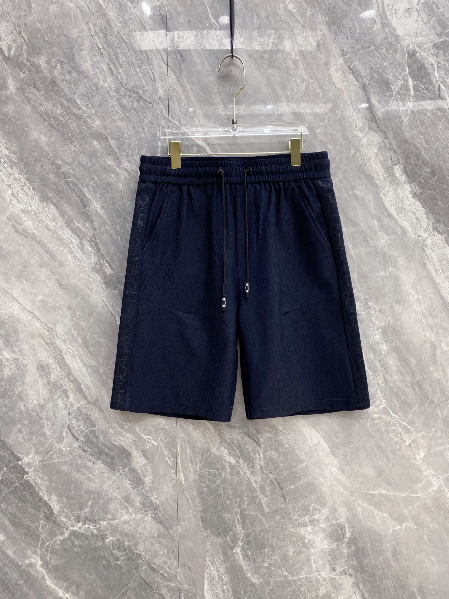 NO:860949,| DIOR 2026 new spring and summer style casual sweatpants with presbyopic embossing on the sides. It is a French-style elegant spring and summer limited edition. It is fully embossed on the sides + presbyopic design on the back pocket. It low-key highlights the brand style and hides the sense of sophistication in the details. The high-gram weight breathable terry fabric is selected, the upper body is soft and skin-friendly, and the drape is full, not stuffy and sweaty, and does not appear bloated.  The elastic drawstring waistband and metal drawstring head are full of details, adaptable to a variety of body shapes, and have zero constraints for daily wear. The design of bilateral practical pockets + back pockets takes into account both appearance and practicality. Available in three colors: off-white/navy blue/black, it is easy to control casual, sophisticated, and commuting styles. It can be used to match your wardrobe throughout the summer. Size 48~56,, dior, dior,19860909| DIOR 迪奥 2026春夏新款 侧边老花压花休闲卫裤 自带法式优雅的春夏限定款,侧边满印压花+后袋老花设计,低调彰显品牌格调,把精致感藏在细节里 甄选高克重透气毛圈面料,上身软糯亲肤,垂坠感拉满,不闷汗不显臃肿 松紧抽绳腰头搭配金属抽绳头,细节感拉满,适配多种身形,日常穿零束缚 双侧实用口袋+后袋设计,兼顾颜值与实用性,米白/藏蓝/黑三色可选,轻松驾驭休闲、轻熟、通勤多种风格,承包你整个夏天的衣柜搭配 码数48~56,,dior,dior,,Men's clothing