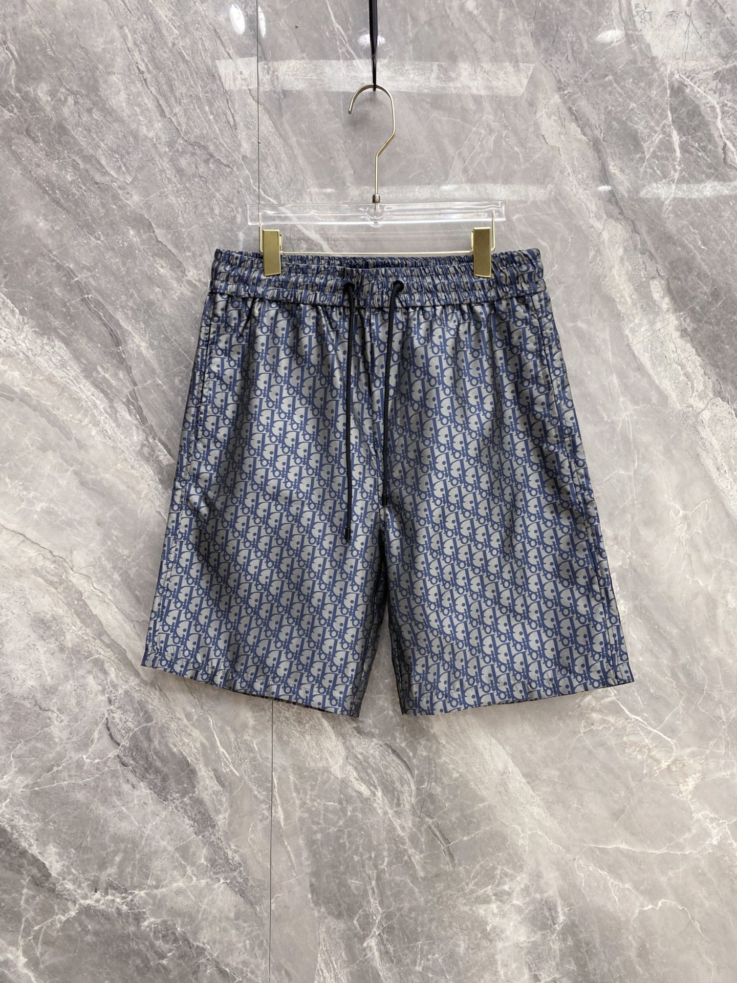 NO:860997,| DIOR 2026 Spring and Summer New Style All-over Presbyopia Print Quick-drying Beach Shorts A spring and summer limited edition with a French resort atmosphere, the classic Oblique All-over Presbyopia print design low-key highlights the brand recognition and adds a sense of luxury vacation. Selected quick-drying breathable fabrics, the upper body is refreshing and not sweaty, drape and stylish, loose tailoring hides the flesh and is neat. Elastic drawstring waist design, adapts to a variety of body shapes, and has no sense of restraint in daily wear.  The practical pockets on both sides take into account both appearance and practicality, and are available in light blue/dark gray colors. You can easily control vacation, casual, and casual styles, and are the highlights of your outfit throughout the summer. Size 48~56, dior, dior, shorts,19860909| DIOR 迪奥 2026春夏新款 老花满印速干沙滩短裤 自带法式度假氛围的春夏限定款,经典Oblique老花满印设计,低调彰显品牌辨识度,把高奢度假感拉满 甄选速干透气面料,上身清爽不闷汗,垂坠有型,宽松剪裁藏肉又利落 松紧抽绳腰头设计,适配多种身形,日常穿零束缚感 双侧实用口袋兼顾颜值与实用性,浅蓝/深灰双色可选,轻松驾驭度假、休闲、轻熟多种风格,承包你整个夏天的穿搭亮点 码数48~56,,dior,dior,shorts,,Men's clothing