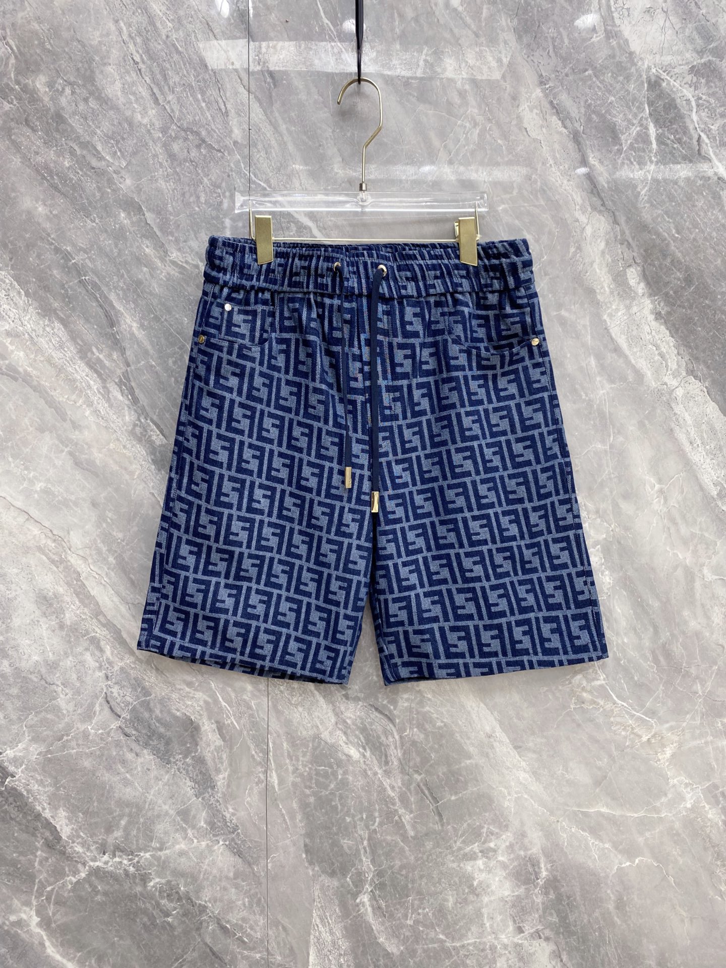 NO:861007,| FENDI Fendi 2026 new spring and summer FF presbyopia denim casual shorts are a spring and summer limited edition with a retro luxury atmosphere. The classic FF presbyopia all-over printed denim fabric low-key highlights the brand recognition and adds a high-street retro feel. Selected washed denim texture fabric, the upper body is soft and stylish, with breathable and cool feeling, loose tailoring to hide the flesh and neat. Elastic drawstring waistband + metal rivet details, full texture, suitable for various body shapes, zero restriction for daily wear  The practical pockets on both sides take into account both appearance and practicality, and are available in light blue/dark blue, making it easy to control street, casual, and casual styles. They are the highlight of your outfit throughout the summer. Size 48~56,,fendi,fendi,shorts,19860909| FENDI 芬迪 2026春夏新款 FF老花牛仔休闲短裤 自带复古奢潮氛围的春夏限定款,经典FF老花满印牛仔面料,低调彰显品牌辨识度,把高街复古感拉满 甄选水洗牛仔肌理面料,上身柔软有型,自带透气凉感,宽松剪裁藏肉又利落 松紧抽绳腰头+金属铆钉细节,质感拉满,适配多种身形,日常穿零束缚 双侧实用口袋兼顾颜值与实用性,浅蓝/深蓝双色可选,轻松驾驭街头、休闲、轻熟多种风格,承包你整个夏天的穿搭亮点 码数48~56,,fendi,fendi,shorts,,Men's clothing