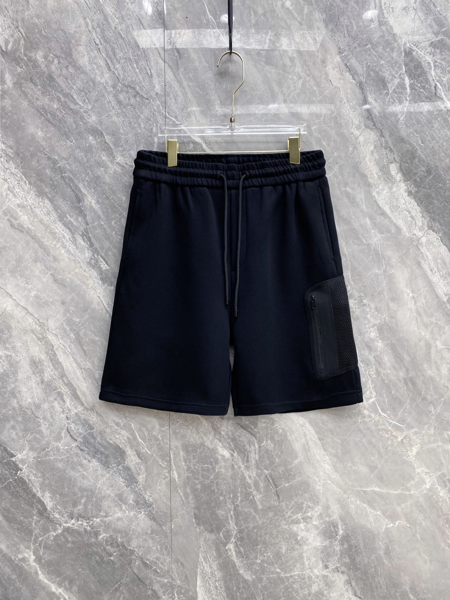 NO:861018,| MONCLER 2026 new spring and summer mesh bag workwear casual sweatpants are a must-have spring and summer item with a functional and sporty style. Side mesh bags + back pocket brand badges complete Moncler's outdoor luxury style. Selected high-weight breathable terry fabrics, the upper body is soft and skin-friendly, draped and stylish without being sweaty, and the loose tailoring hides the flesh and is neat  Multi-layered elastic waistband + drawstring design, suitable for various body shapes, no sense of restraint in daily wear. Bilateral practical pockets + mesh bag design, taking into account both appearance and practicality, easily control sports, casual, casual and sophisticated styles, and provide you with refreshing outfits throughout the summer. Size 48~56, Moncler, Moncler,19860909| MONCLER 蒙口 盟可睐 2026春夏新款 网袋工装休闲卫裤 自带机能运动风的春夏刚需单品,侧边网袋+后袋品牌徽章,把盟可睐的户外奢调拉满 甄选高克重透气毛圈面料,上身软糯亲肤,垂坠有型不闷汗,宽松剪裁藏肉又利落 多层松紧腰头+抽绳设计,适配多种身形,日常穿零束缚感 双侧实用口袋+网袋设计,兼顾颜值与实用性,轻松驾驭运动、休闲、轻熟多种风格,承包你整个夏天的清爽穿搭 码数48~56,,Moncler,Moncler,,Men's clothing