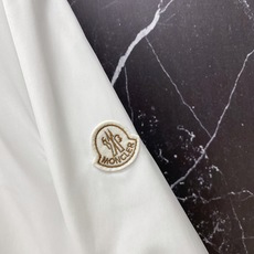 Moncler🔥 蒙口春夏新款连帽防晒服,直接焊在春夏衣柜里!✅ 品牌金属徽标点缀,撞色包边细节,低调又 Moncler🔥 蒙口春夏新款连帽防晒服,直接焊在春夏衣柜里!✅ 品牌金属徽标点缀,撞色包边细节,低调又