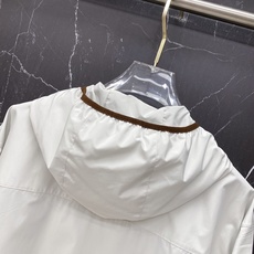 Moncler🔥 蒙口春夏新款连帽防晒服,直接焊在春夏衣柜里!✅ 品牌金属徽标点缀,撞色包边细节,低调又 Moncler🔥 蒙口春夏新款连帽防晒服,直接焊在春夏衣柜里!✅ 品牌金属徽标点缀,撞色包边细节,低调又