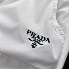 /套 Prada🔥普拉达春夏新款梭织拼针织休闲套装,直接焊在夏日衣柜里!✅ 品牌徽标刺绣点缀,梭织拼接针 /套 Prada🔥普拉达春夏新款梭织拼针织休闲套装,直接焊在夏日衣柜里!✅ 品牌徽标刺绣点缀,梭织拼接针