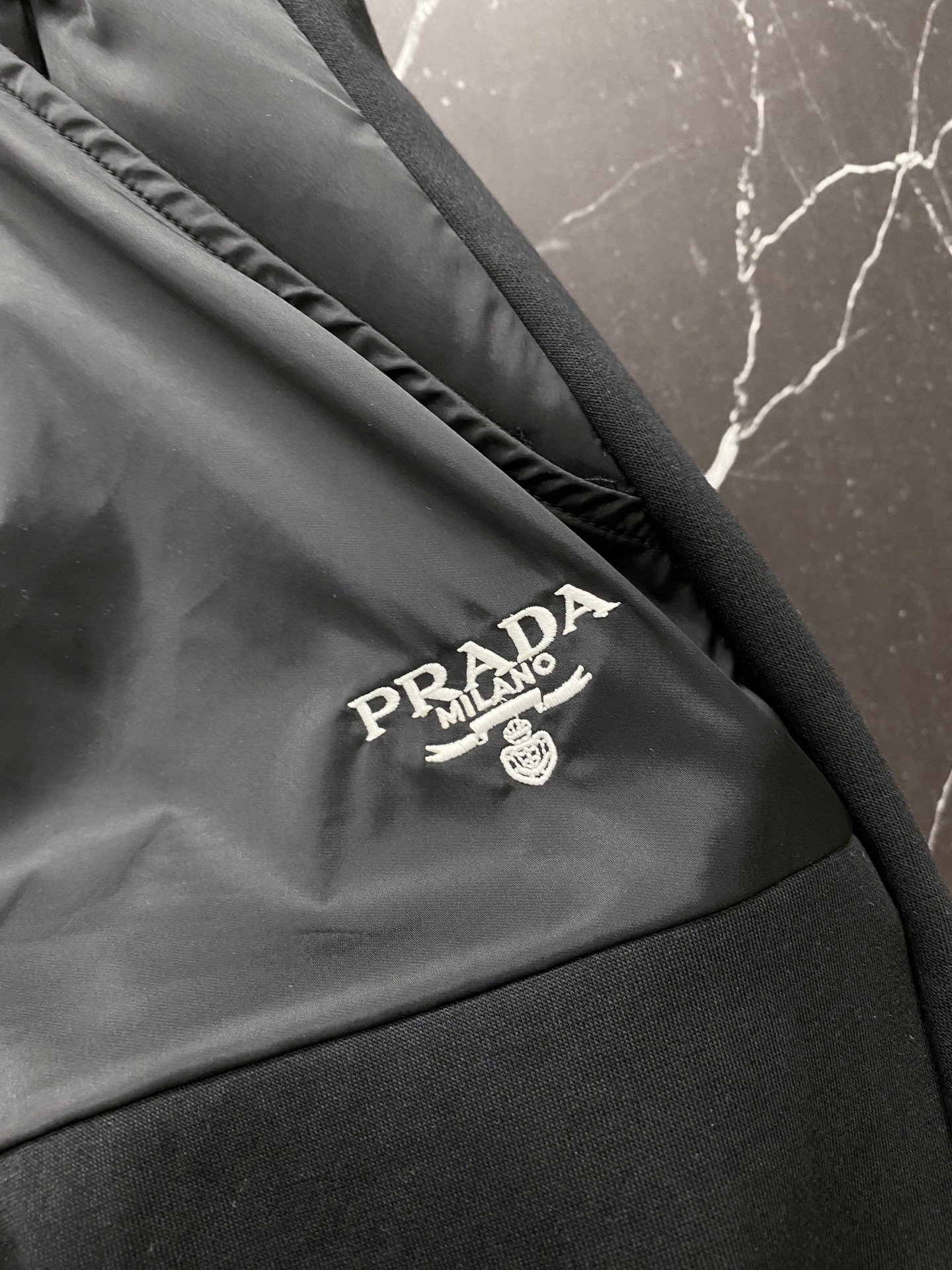 /套 Prada🔥普拉达春夏新款梭织拼针织休闲套装,直接焊在夏日衣柜里!✅ 品牌徽标刺绣点缀,梭织拼接针 /套 Prada🔥普拉达春夏新款梭织拼针织休闲套装,直接焊在夏日衣柜里!✅ 品牌徽标刺绣点缀,梭织拼接针