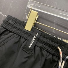 巴宝莉🔥【2026春夏新款 · Burberry 格纹拼接休闲短裤】经典格纹重塑夏日格调,承包你整个夏天 巴宝莉🔥【2026春夏新款 · Burberry 格纹拼接休闲短裤】经典格纹重塑夏日格调,承包你整个夏天
