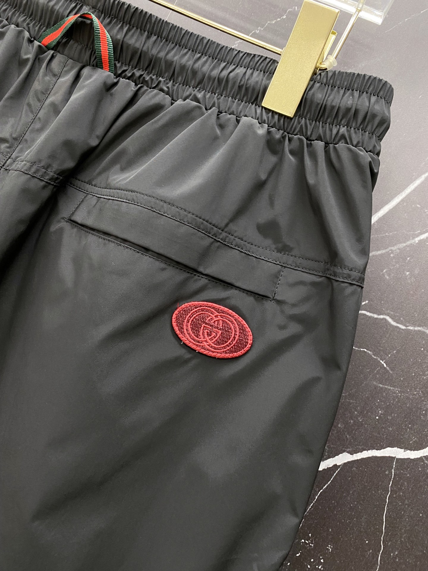 Gucci🔥古驰春夏新款织带刺绣休闲短裤，直接焊在夏日衣柜里！✅ 经典红绿织带拼接+品牌徽章刺绣，辨识度