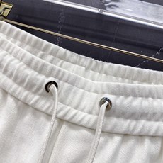 | MONCLER 蒙口 盟可睐 2026春夏新款 品牌刺绣休闲短裤自带高奢松弛感的春夏刚需单品,盟可睐 | MONCLER 蒙口 盟可睐 2026春夏新款 品牌刺绣休闲短裤自带高奢松弛感的春夏刚需单品,盟可睐