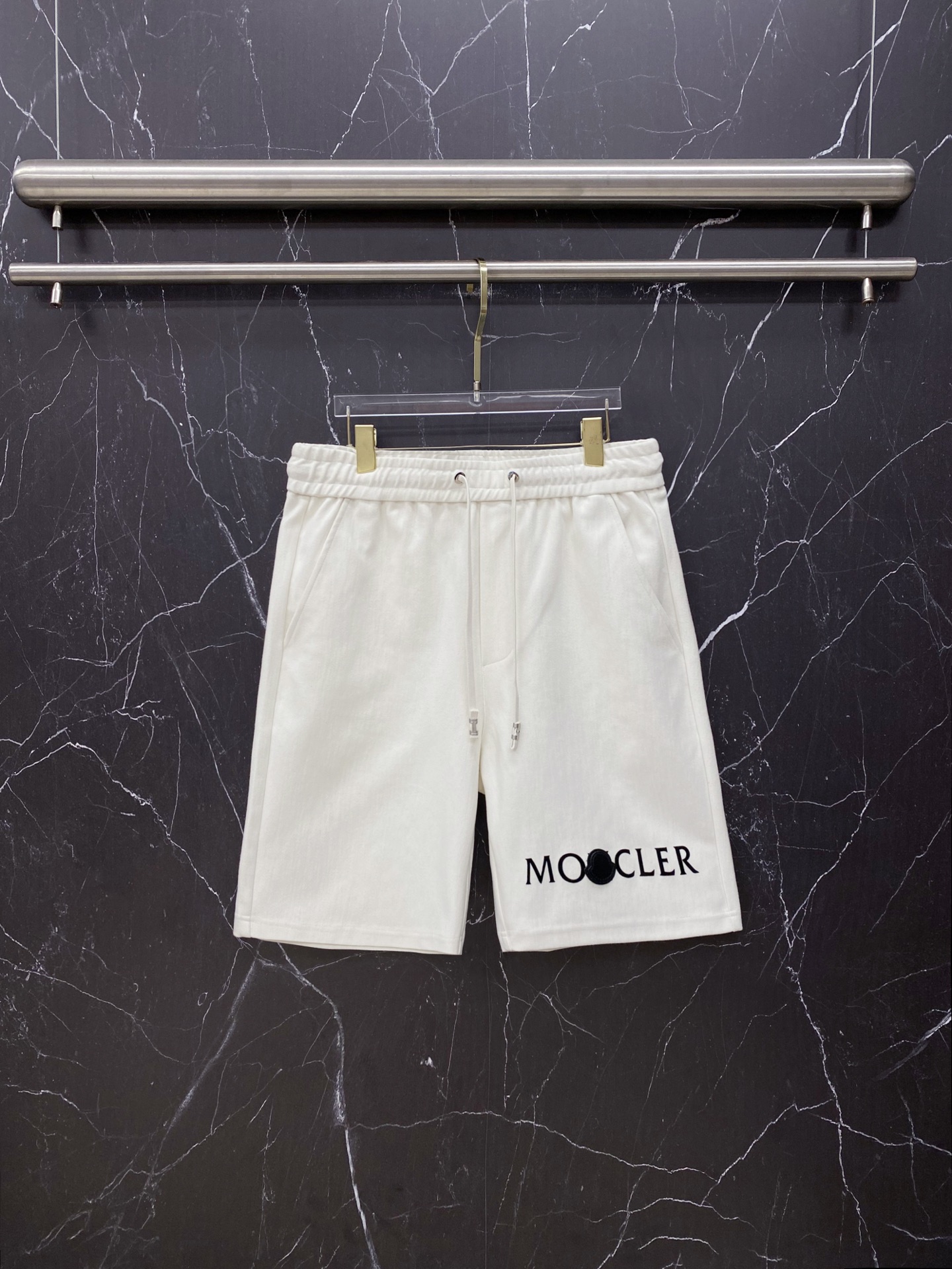 | MONCLER 蒙口 盟可睐 2026春夏新款 品牌刺绣休闲短裤自带高奢松弛感的春夏刚需单品，盟可睐