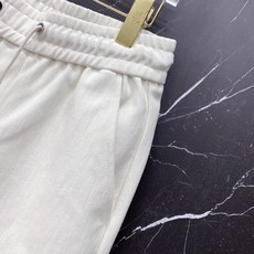 | MONCLER 蒙口 盟可睐 2026春夏新款 品牌刺绣休闲短裤自带高奢松弛感的春夏刚需单品,盟可睐 | MONCLER 蒙口 盟可睐 2026春夏新款 品牌刺绣休闲短裤自带高奢松弛感的春夏刚需单品,盟可睐