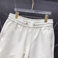 | MONCLER 蒙口 盟可睐 2026春夏新款 品牌刺绣休闲短裤自带高奢松弛感的春夏刚需单品,盟可睐 | MONCLER 蒙口 盟可睐 2026春夏新款 品牌刺绣休闲短裤自带高奢松弛感的春夏刚需单品,盟可睐