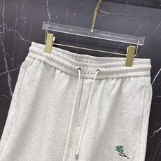 | DIOR 迪奥 2026春夏新款 三叶草刺绣休闲卫裤自带法式松弛感的春夏刚需单品,经典三叶草刺绣搭配 | DIOR 迪奥 2026春夏新款 三叶草刺绣休闲卫裤自带法式松弛感的春夏刚需单品,经典三叶草刺绣搭配