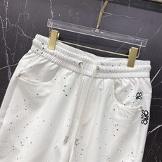 | LOEWE 罗意威 2026春夏新款 泼墨刺绣休闲短裤自带艺术感的春夏限定款,彩色泼墨印花搭配标志性 | LOEWE 罗意威 2026春夏新款 泼墨刺绣休闲短裤自带艺术感的春夏限定款,彩色泼墨印花搭配标志性
