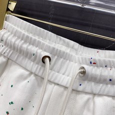 | LOEWE 罗意威 2026春夏新款 泼墨刺绣休闲短裤自带艺术感的春夏限定款,彩色泼墨印花搭配标志性 | LOEWE 罗意威 2026春夏新款 泼墨刺绣休闲短裤自带艺术感的春夏限定款,彩色泼墨印花搭配标志性
