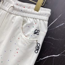 | LOEWE 罗意威 2026春夏新款 泼墨刺绣休闲短裤自带艺术感的春夏限定款,彩色泼墨印花搭配标志性 | LOEWE 罗意威 2026春夏新款 泼墨刺绣休闲短裤自带艺术感的春夏限定款,彩色泼墨印花搭配标志性