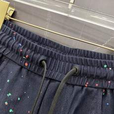 | LOEWE 罗意威 2026春夏新款 泼墨刺绣休闲短裤自带艺术感的春夏限定款,彩色泼墨印花搭配标志性 | LOEWE 罗意威 2026春夏新款 泼墨刺绣休闲短裤自带艺术感的春夏限定款,彩色泼墨印花搭配标志性
