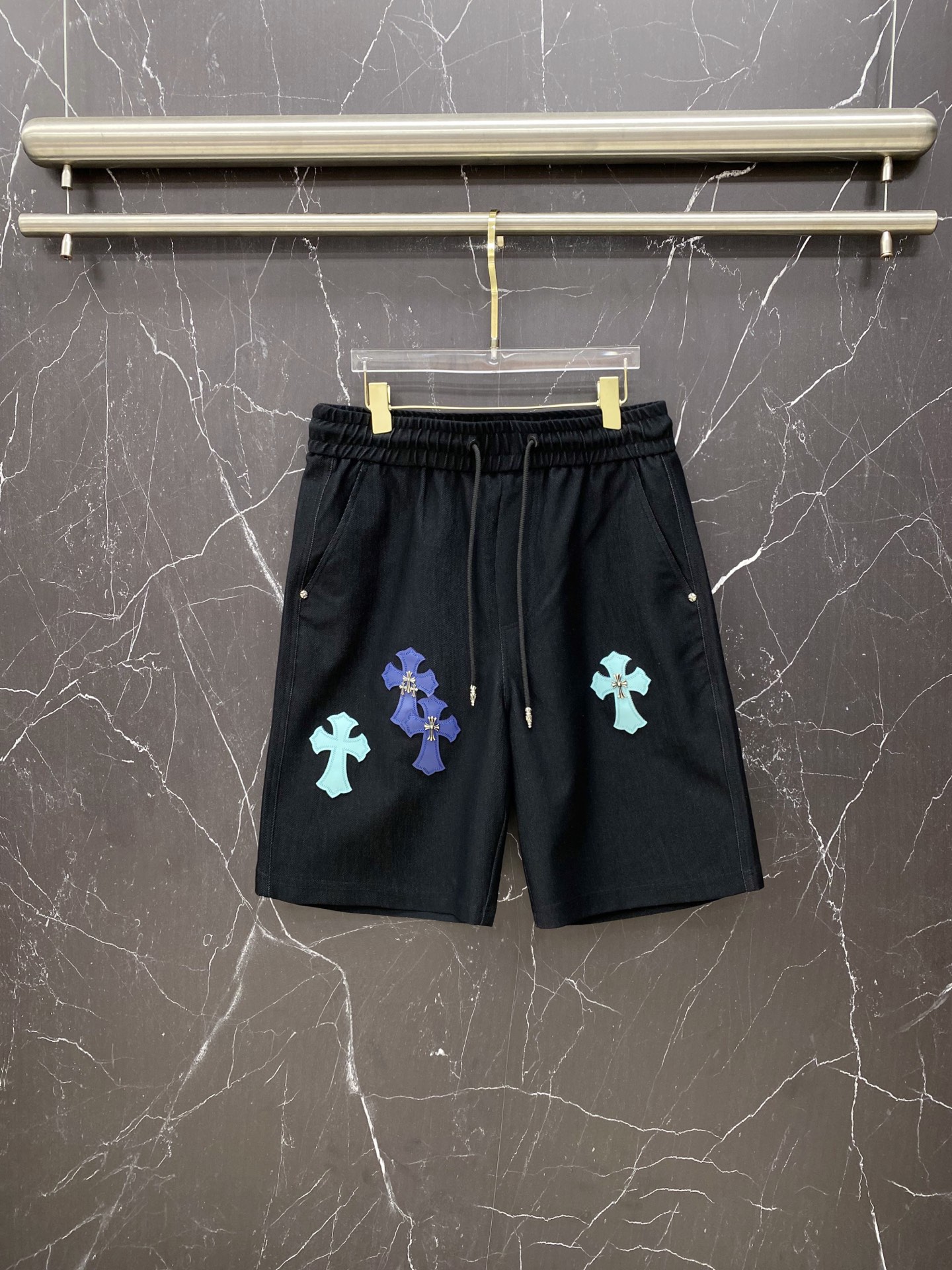 | CHROME HEARTS 克罗心 2026春夏新款 彩色十字架皮标休闲短裤美式高街玩家必入的春夏限