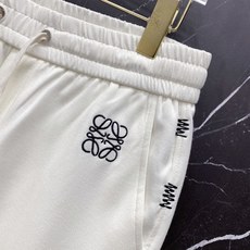 | LOEWE 罗意威 2026春夏新款 侧边刺绣休闲卫裤自带慵懒老钱风的春夏刚需单品,标志性Anagr | LOEWE 罗意威 2026春夏新款 侧边刺绣休闲卫裤自带慵懒老钱风的春夏刚需单品,标志性Anagr