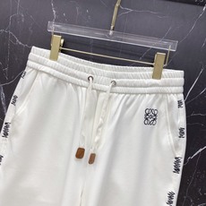 | LOEWE 罗意威 2026春夏新款 侧边刺绣休闲卫裤自带慵懒老钱风的春夏刚需单品,标志性Anagr | LOEWE 罗意威 2026春夏新款 侧边刺绣休闲卫裤自带慵懒老钱风的春夏刚需单品,标志性Anagr