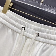 | LOEWE 罗意威 2026春夏新款 侧边刺绣休闲卫裤自带慵懒老钱风的春夏刚需单品,标志性Anagr | LOEWE 罗意威 2026春夏新款 侧边刺绣休闲卫裤自带慵懒老钱风的春夏刚需单品,标志性Anagr