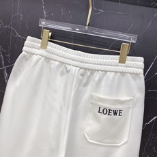 | LOEWE 罗意威 2026春夏新款 侧边刺绣休闲卫裤自带慵懒老钱风的春夏刚需单品,标志性Anagr | LOEWE 罗意威 2026春夏新款 侧边刺绣休闲卫裤自带慵懒老钱风的春夏刚需单品,标志性Anagr