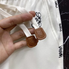 | LOEWE 罗意威 2026春夏新款 侧边刺绣休闲卫裤自带慵懒老钱风的春夏刚需单品,标志性Anagr | LOEWE 罗意威 2026春夏新款 侧边刺绣休闲卫裤自带慵懒老钱风的春夏刚需单品,标志性Anagr