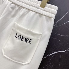 | LOEWE 罗意威 2026春夏新款 侧边刺绣休闲卫裤自带慵懒老钱风的春夏刚需单品,标志性Anagr | LOEWE 罗意威 2026春夏新款 侧边刺绣休闲卫裤自带慵懒老钱风的春夏刚需单品,标志性Anagr