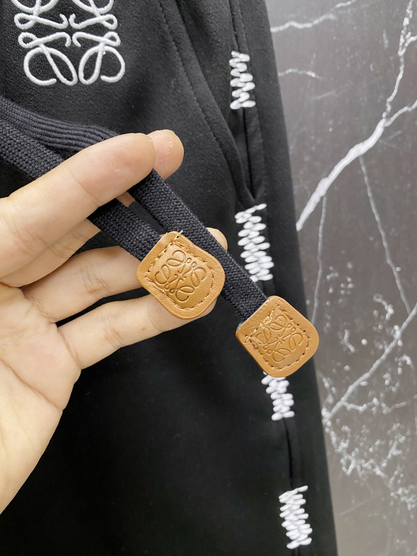 | LOEWE 罗意威 2026春夏新款 侧边刺绣休闲卫裤自带慵懒老钱风的春夏刚需单品，标志性Anagr