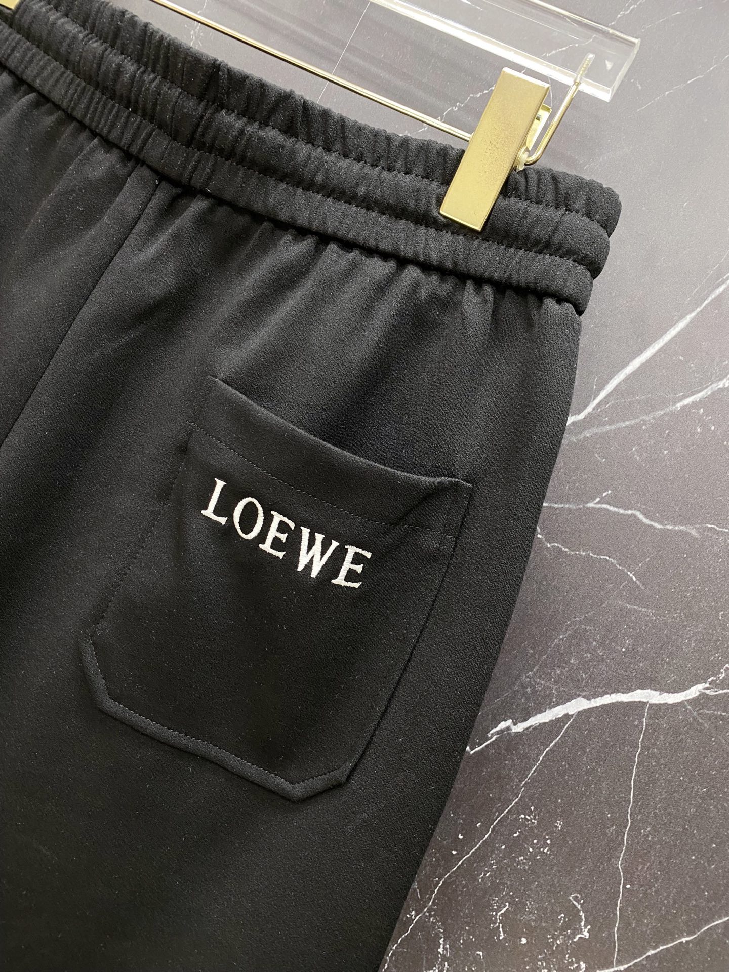 | LOEWE 罗意威 2026春夏新款 侧边刺绣休闲卫裤自带慵懒老钱风的春夏刚需单品，标志性Anagr