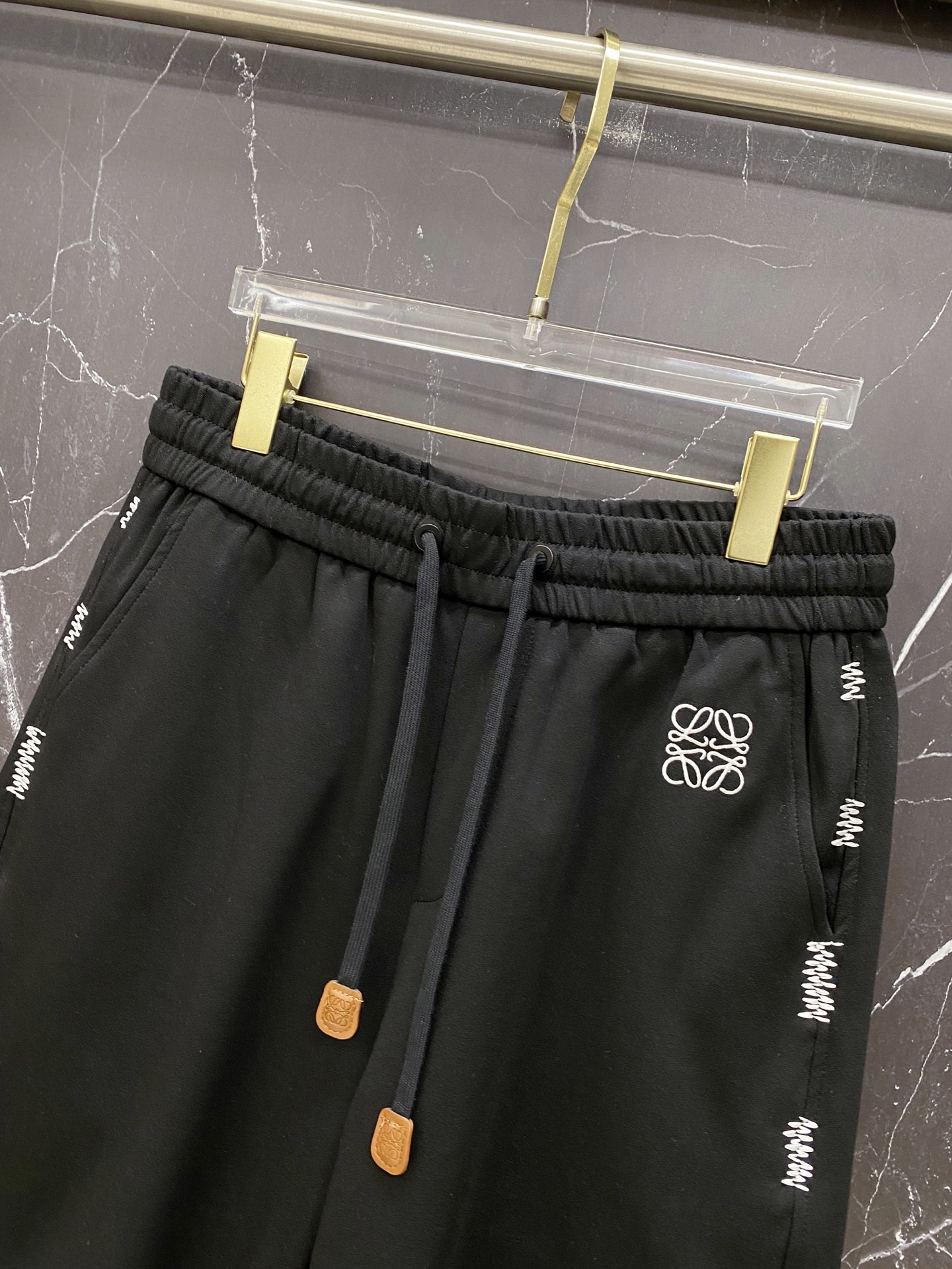 | LOEWE 罗意威 2026春夏新款 侧边刺绣休闲卫裤自带慵懒老钱风的春夏刚需单品，标志性Anagr
