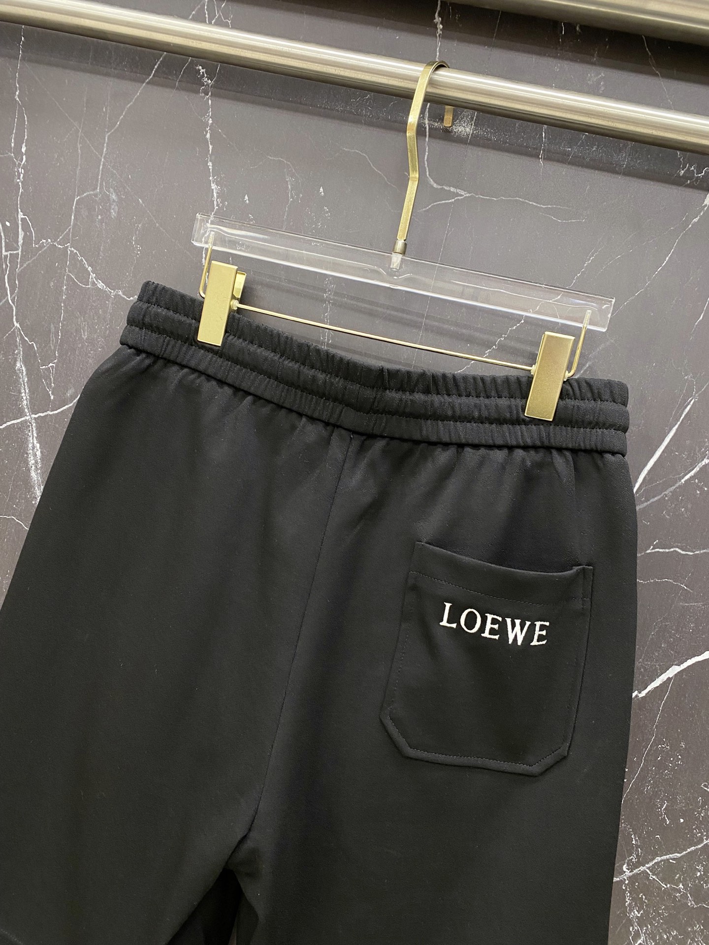 | LOEWE 罗意威 2026春夏新款 侧边刺绣休闲卫裤自带慵懒老钱风的春夏刚需单品，标志性Anagr