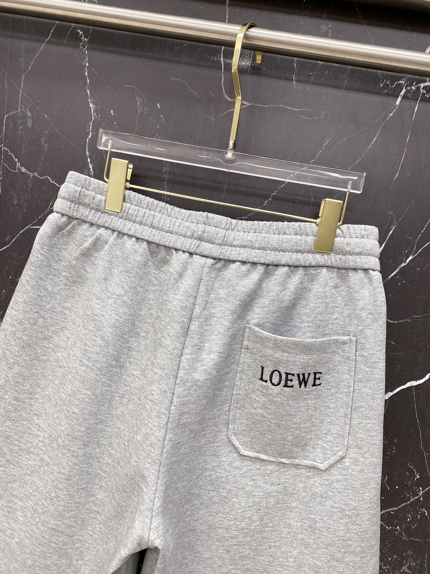 | LOEWE 罗意威 2026春夏新款 侧边刺绣休闲卫裤自带慵懒老钱风的春夏刚需单品，标志性Anagr