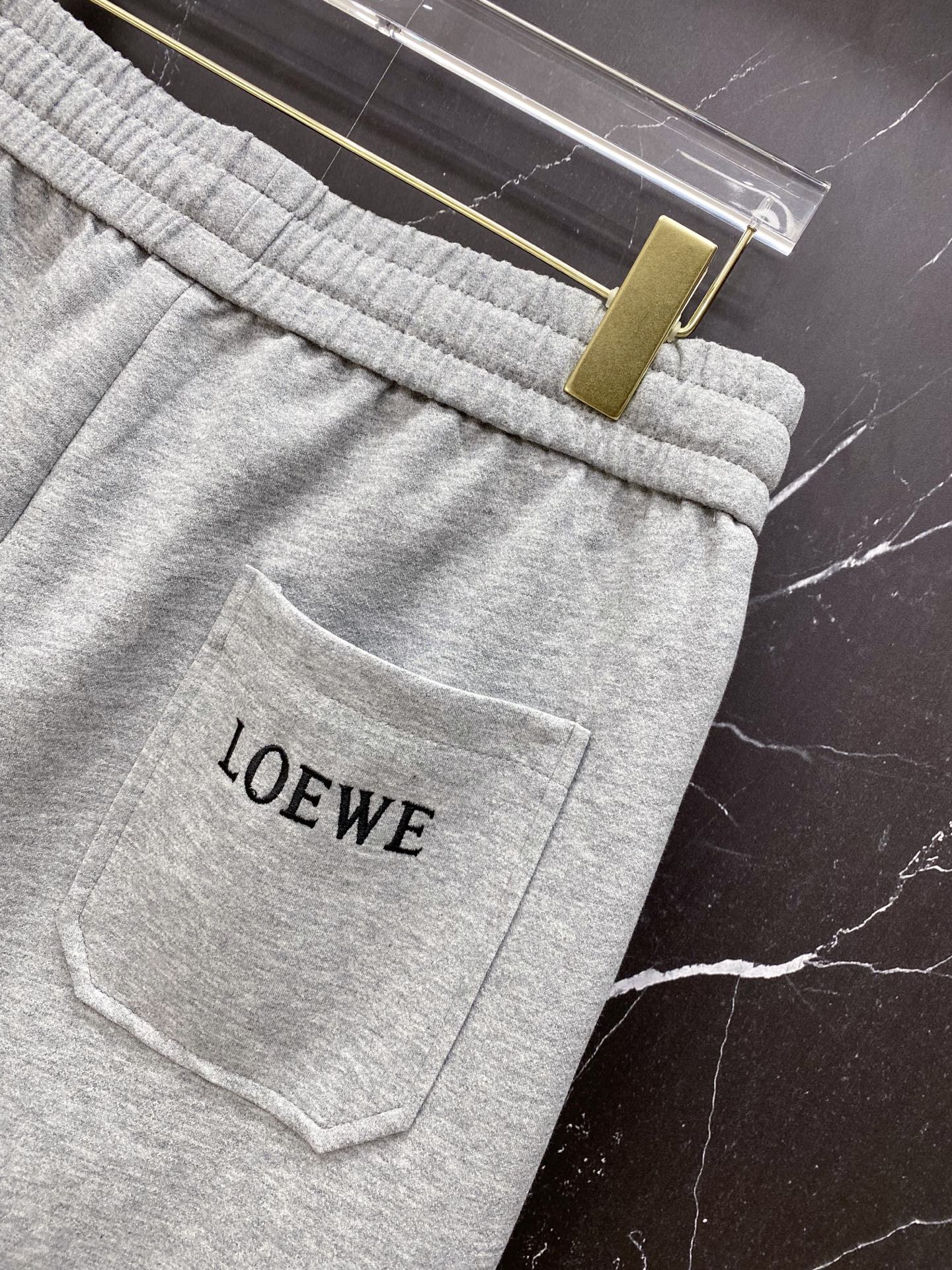 | LOEWE 罗意威 2026春夏新款 侧边刺绣休闲卫裤自带慵懒老钱风的春夏刚需单品，标志性Anagr