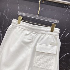 | LOEWE 罗意威 2026春夏新款 侧边刺绣休闲卫裤自带慵懒老钱风的春夏刚需单品,标志性Anagr | LOEWE 罗意威 2026春夏新款 侧边刺绣休闲卫裤自带慵懒老钱风的春夏刚需单品,标志性Anagr