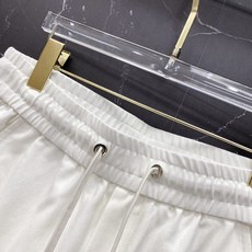 | LOEWE 罗意威 2026春夏新款 侧边刺绣休闲卫裤自带慵懒老钱风的春夏刚需单品,标志性Anagr | LOEWE 罗意威 2026春夏新款 侧边刺绣休闲卫裤自带慵懒老钱风的春夏刚需单品,标志性Anagr